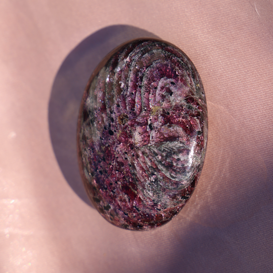 High Quality Garnet Palm Stone - Enchantia Muse