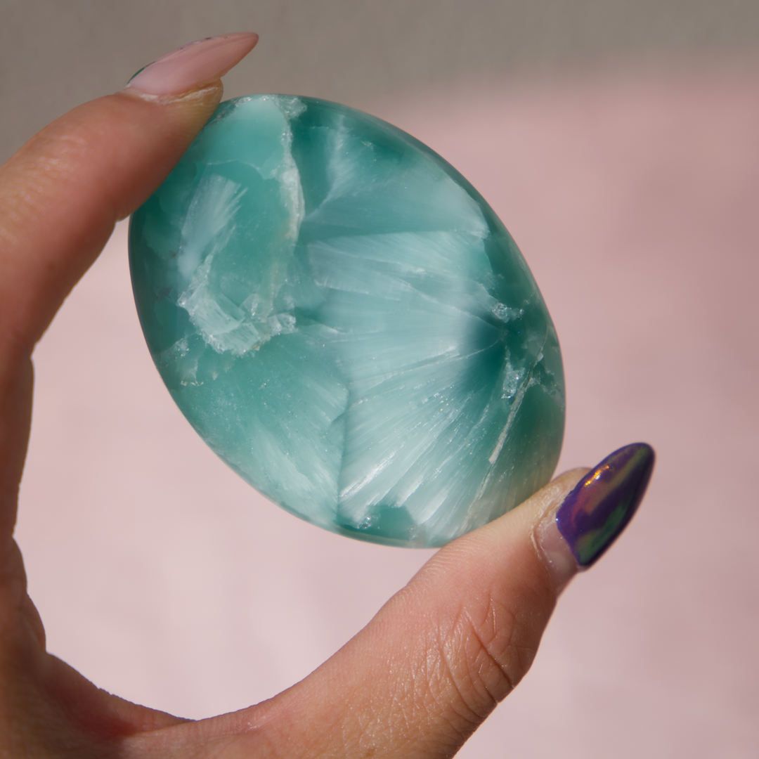 Hemimorphite glass palm stone