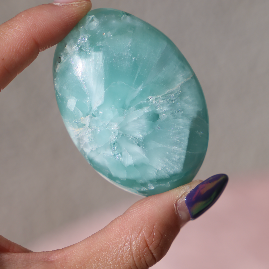 Hemimorphite glass palm stone