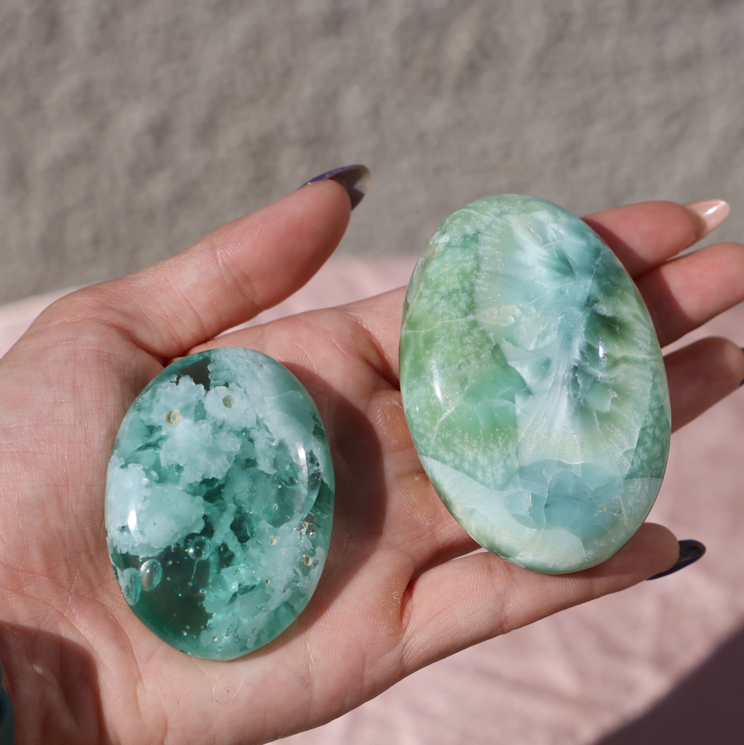 Hemimorphite glass palm stone