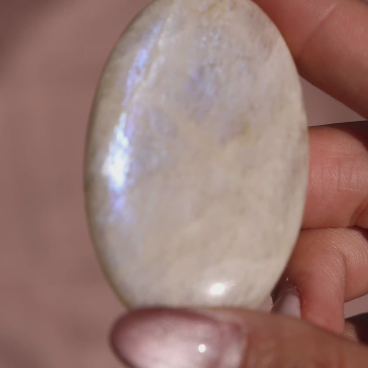 High Quality Blue Flash Moonstone Palm Stone