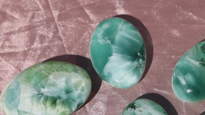 Hemimorphite glass palm stone